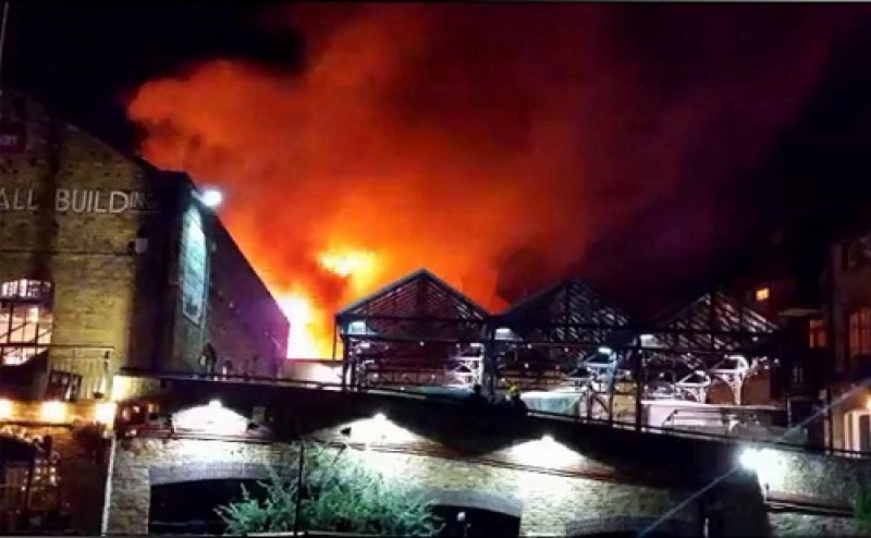 Incêndio destrói parte do mercado de Camden