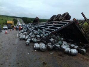 Caminhão carregado com botijões de gás tomba na BR-060