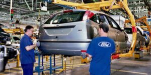 Ford concede férias coletivas e paralisa produção por 21 dias