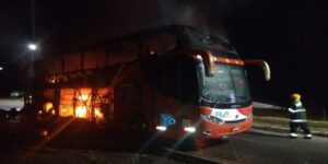 Motorista faz parada de emergência após ônibus pegar fogo