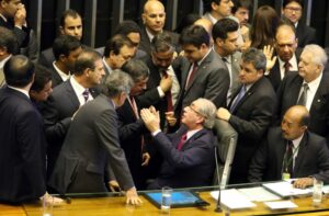 Deputados da oposição fazem bolão de apostas sobre placar do impeachment