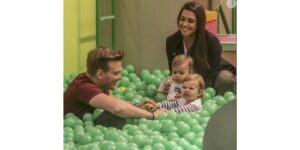 Thais Fersoza e Michel Teló brincam com filhos durante gravação