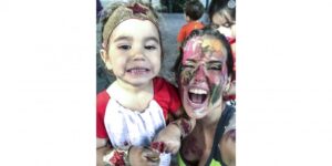 Deborah Secco tem o rosto pintado pela filha