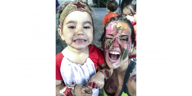 Deborah Secco tem o rosto pintado pela filha