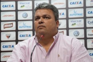 Adson ainda teme baixas no elenco