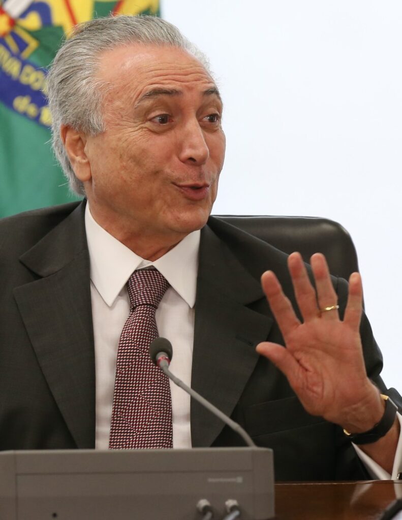 Temer vai ao Congresso levar nova meta fiscal e é recebido com protestos