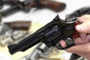 Sete em cada dez homicídios no Brasil foram com armas de fogo em 2015