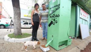 “Geladeira do bem” alimenta animais