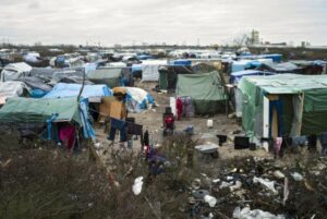 Retirada de imigrantes do campo de Calais começa com tranquilidade