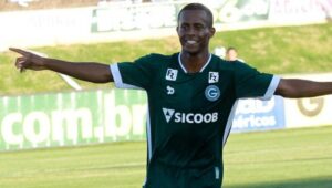 Carlos Eduardo pode ser desfalque no Goiás contra o Anápolis