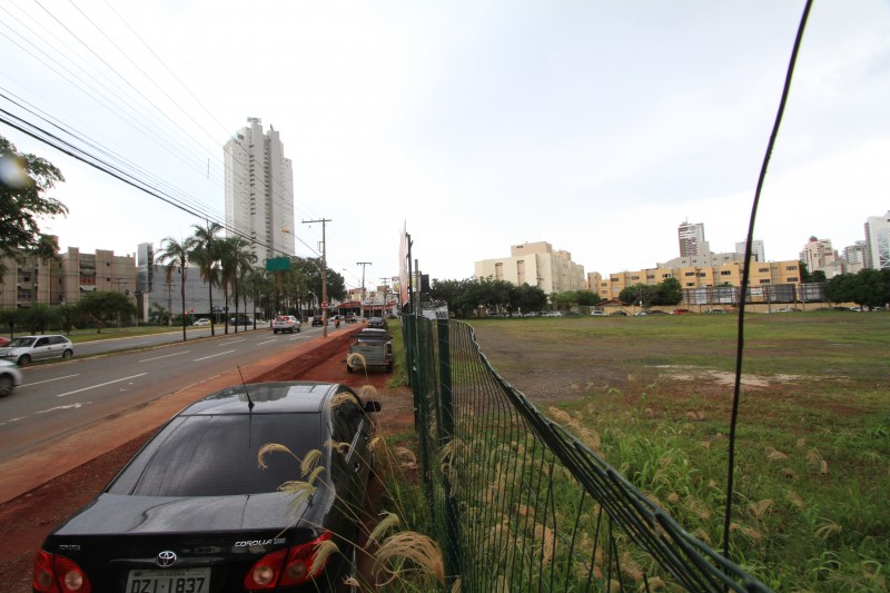 Lotes baldios chamam a atenção pelo descuido em áreas nobres