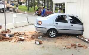 Homem invade igreja com veículo após perder controle da direção