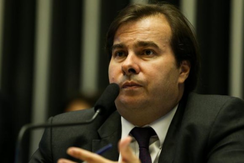 Rodrigo Maia pode suspender recesso para votar eventual denúncia contra Temer