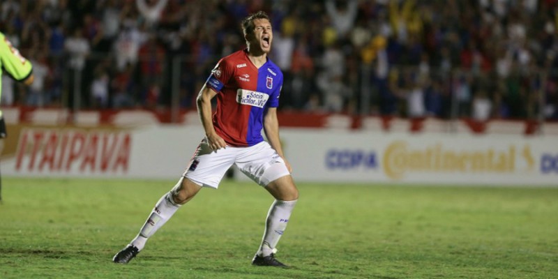 Goiás confirma zagueiro Eduardo Brock