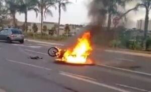 Motociclista é atingido por carro e moto pega fogo