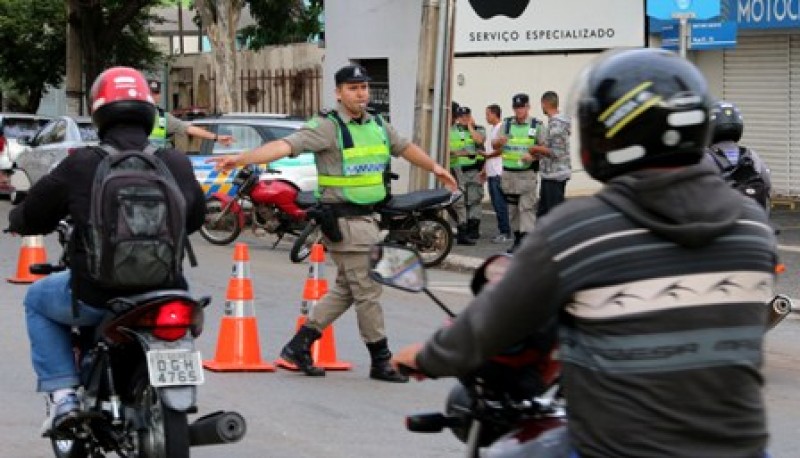 Policiais combatem o tráfico de drogas