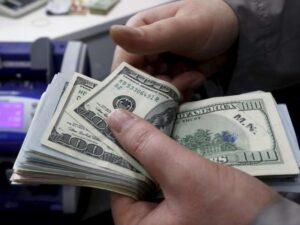 Dólar cai e Bolsa de Valores bate recorde após Fitch rebaixar nota do Brasil