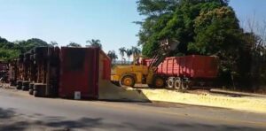 Carreta de milho tomba na BR-153 e pista fica interditada