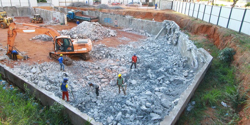 Demolição marca recomeço de obras