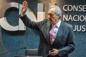 Lewandowski nega que recebeu recursos de aliados de Dilma