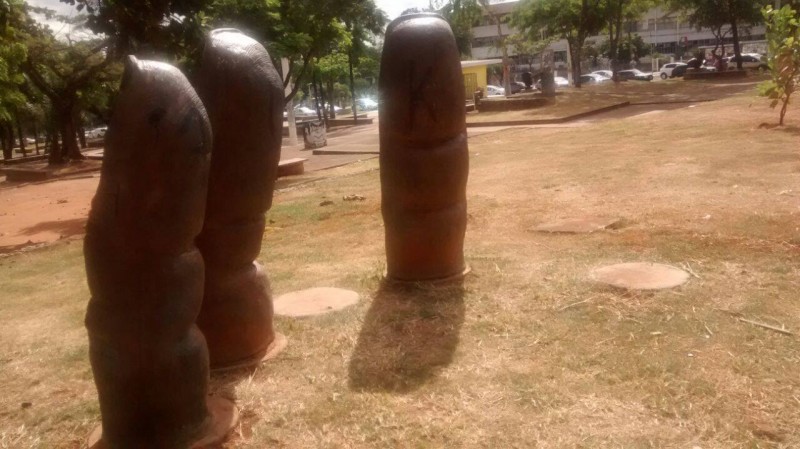 Escultura de dedos da Praça Universitária é recuperada