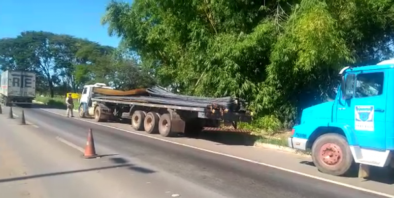 Polícia flagra caminhoneiro alcoolizado na BR-153