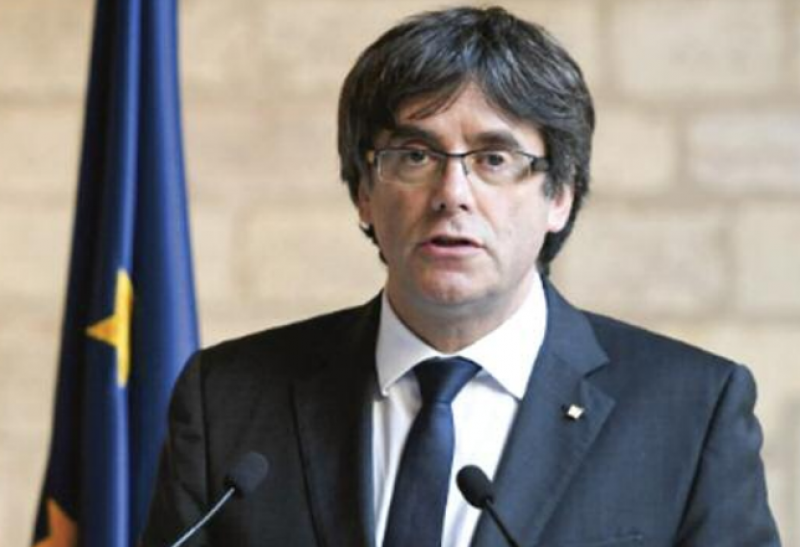 Carles Puigdemont se entrega à polícia