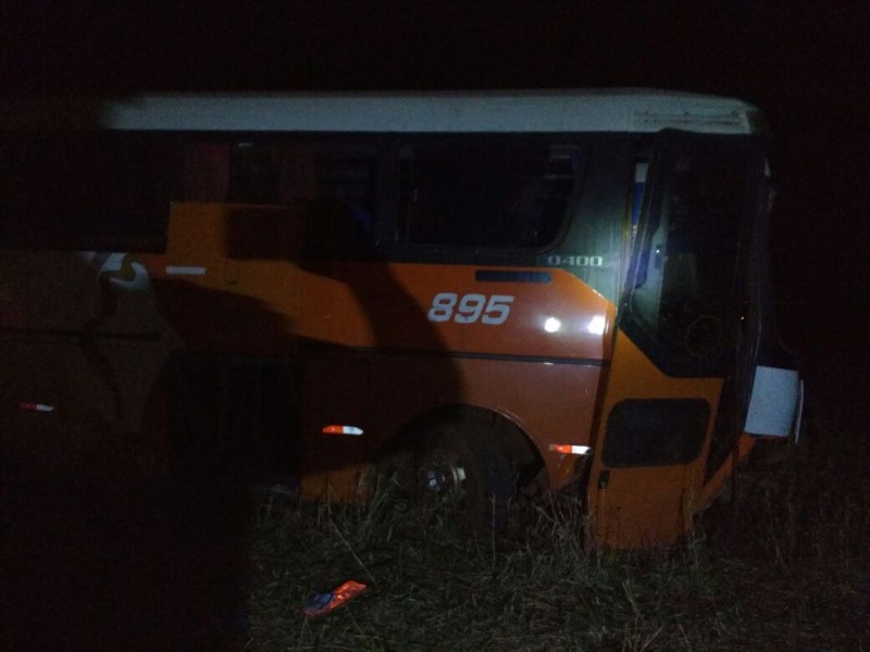 Ônibus sai da pista e deixa dez pessoas feridas