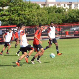 Atlético briga hoje contra Náutico pela liderança da série B