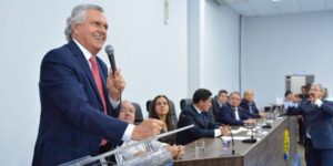 Caiado recebe medalha do Mérito Legislativo em Aparecida