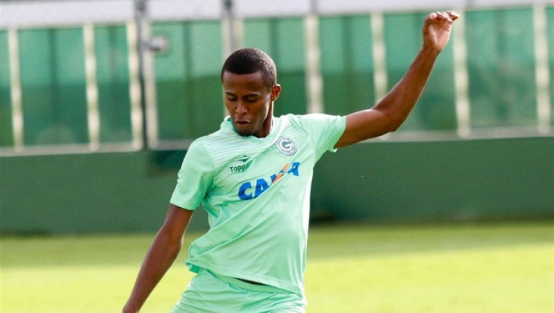 Carlos Eduardo fica à disposição do Goiás