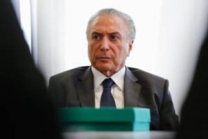 Temer apela a carta e fala em "conspiração"