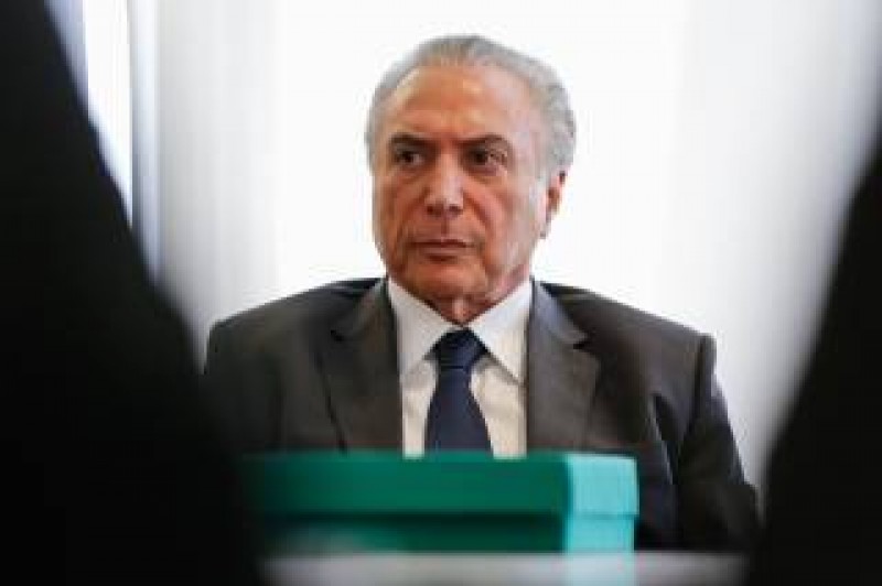 Temer apela a carta e fala em "conspiração"