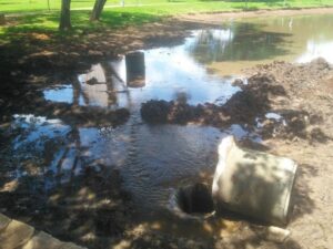 Lago das Rosas fica seco por causa de fissura  em galeria pluvial