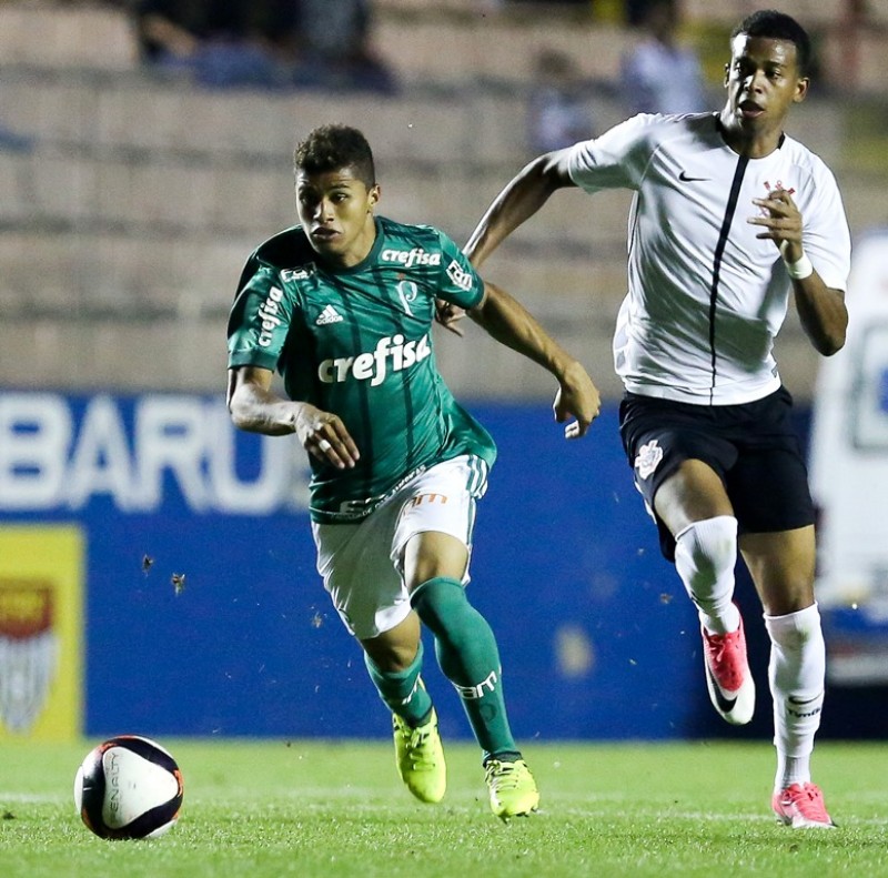 Corinthians vence clássico e mantém vantagem