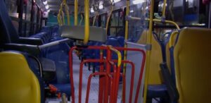 Troca de tiros mata uma passageira dentro de um ônibus circular