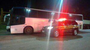 PRF apreende ônibus interestadual com documento fraudado na BR 153