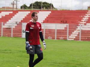 Goleiro Pasinato chega com confiança para o segundo clássico