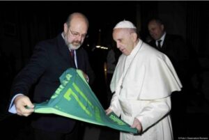 Papa ganha camisa da Chapecoense