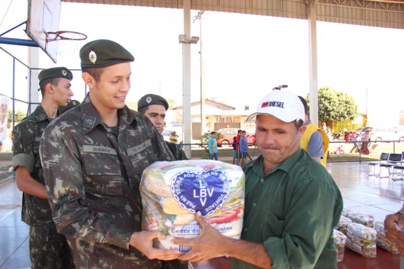 Campanha arrecada doações de alimentos não perecíveis