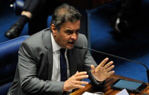 Conselho recebe denúncia contra Aécio