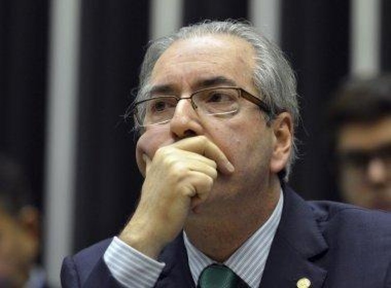 Manifestantes começam a se reunir em frente à casa de Cunha