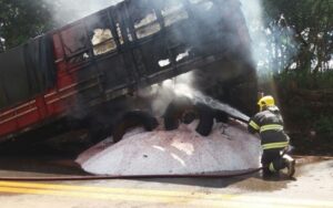 Carga de caminhão pega fogo na manhã deste sábado