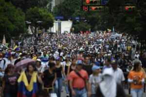 Protesto na Venezuela acaba em confronto entre manifestantes e policiais