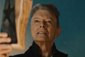 Com faixas inéditas de David Bowie