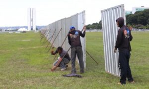 Muro na Esplanada dos Ministérios é pichado antes do julgamento do impeachment