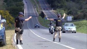 PRF restringe trânsito de veículos  de carga