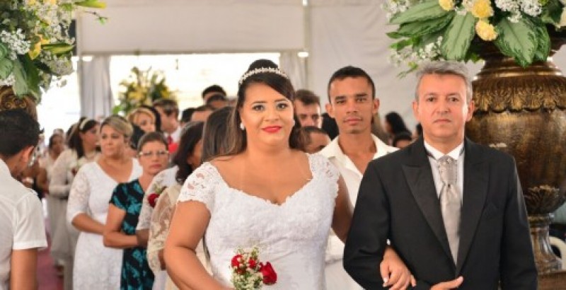 174 casais dizem 'sim' em casamento comunitário em Trindade-GO