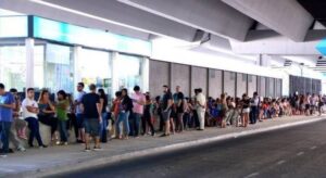 Argentinos fazem fila por vacina de febre amarela antes de viajar ao Brasil