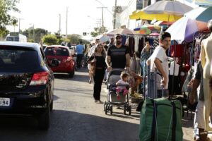 Pedestres são forçados a andar pela rua na 44